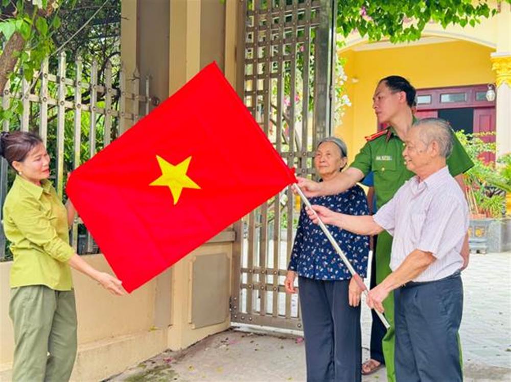 Cán bộ Công an xã Tam Dị, huyện Lục Nam vận động người dân treo cờ Tổ quốc, hưởng ứng Mô hình “Đường cờ Tổ quốc” trong thôn xóm.