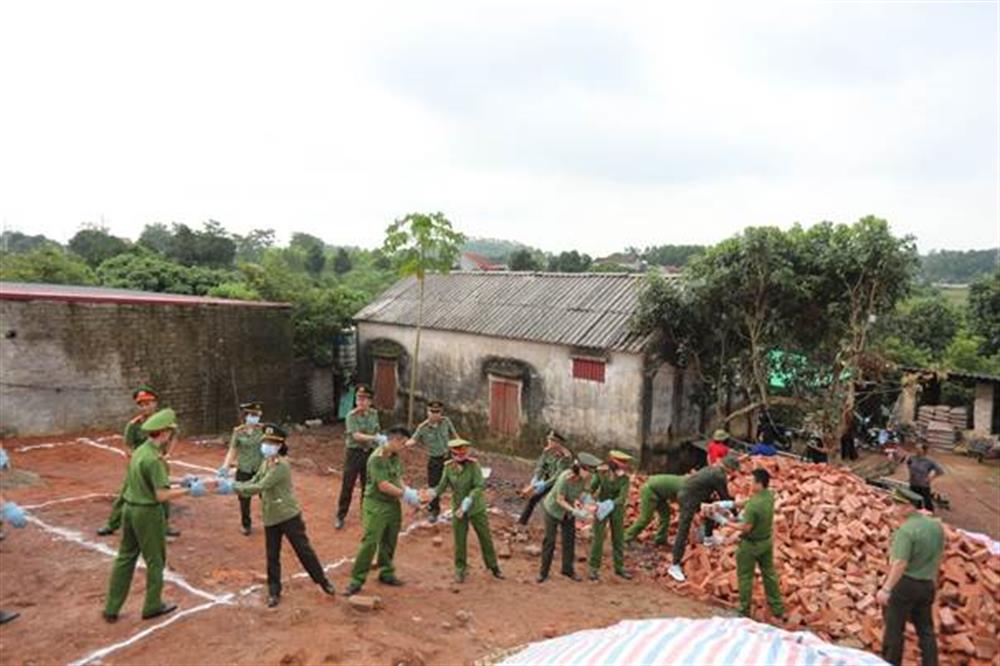 Các đoàn viên thanh niên Công an tỉnh Bắc Giang hỗ trợ ngày công xây dựng Ngôi nhà tình thương.