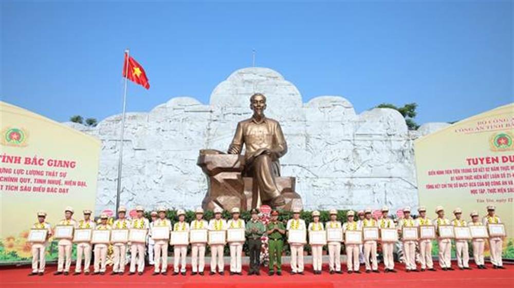 Các cá nhân điển hình tiên tiến được Giám đốc Công an tỉnh Bắc Giang tuyên dương tại Khu lưu niệm Sáu điều Bác Hồ dạy Công an nhân dân.