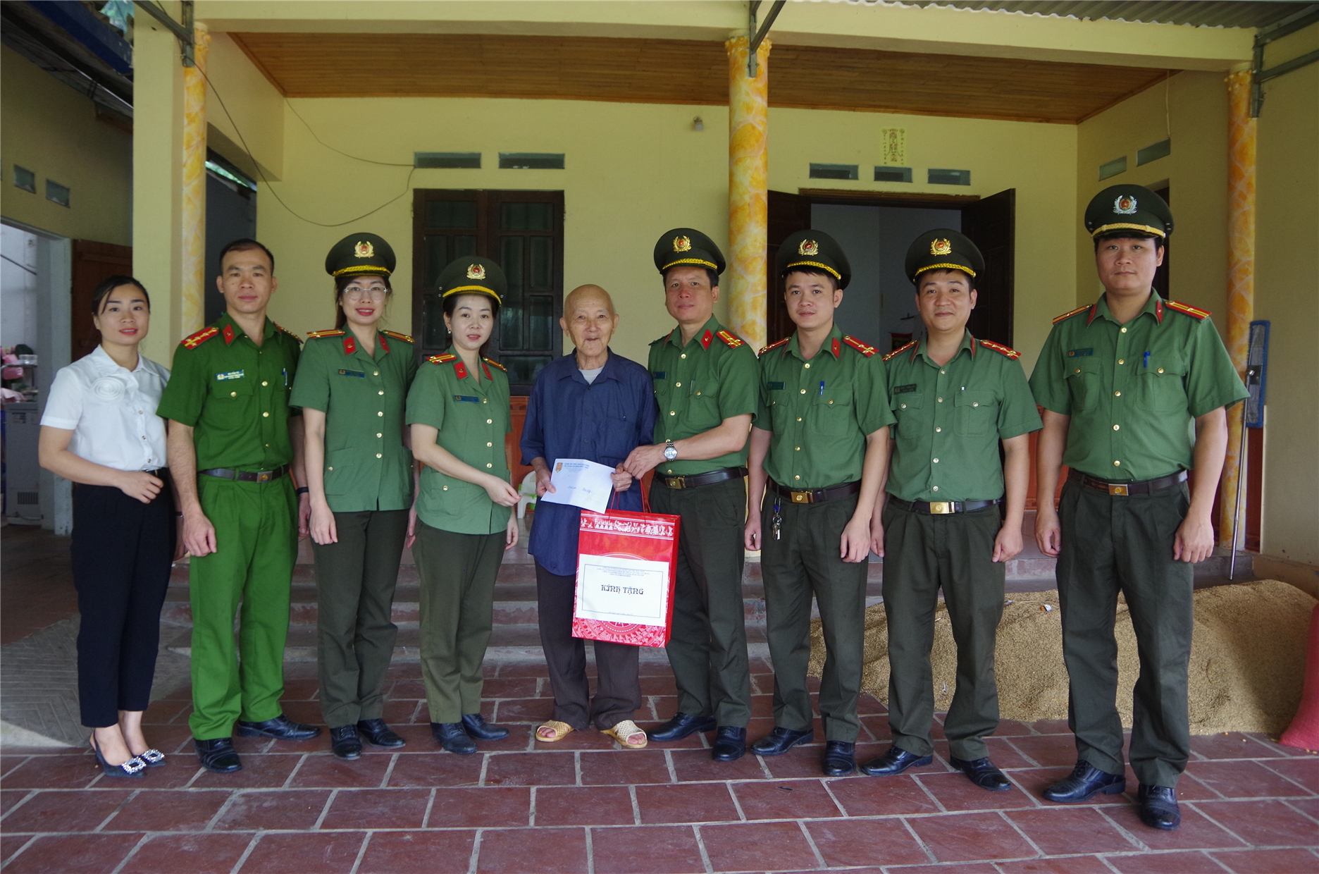 Trao quà tặng các thương, bệnh binh, gia đình liệt sỹ, người có công với cách mạng.