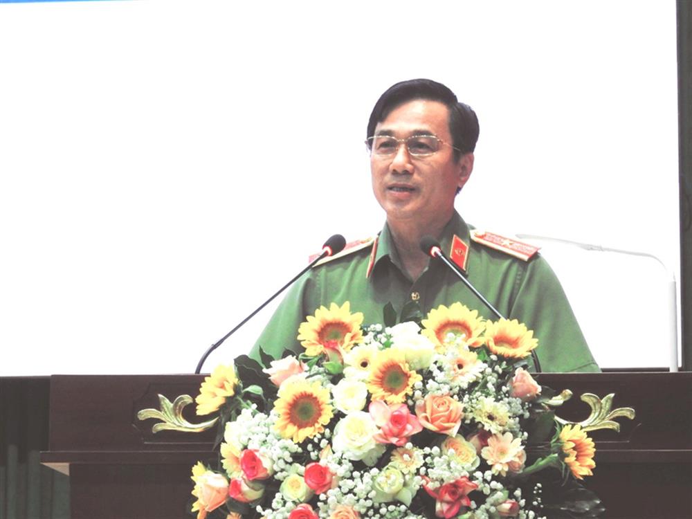 Thiếu tướng Võ Hùng Minh trình bày báo cáo tại Hội nghị.