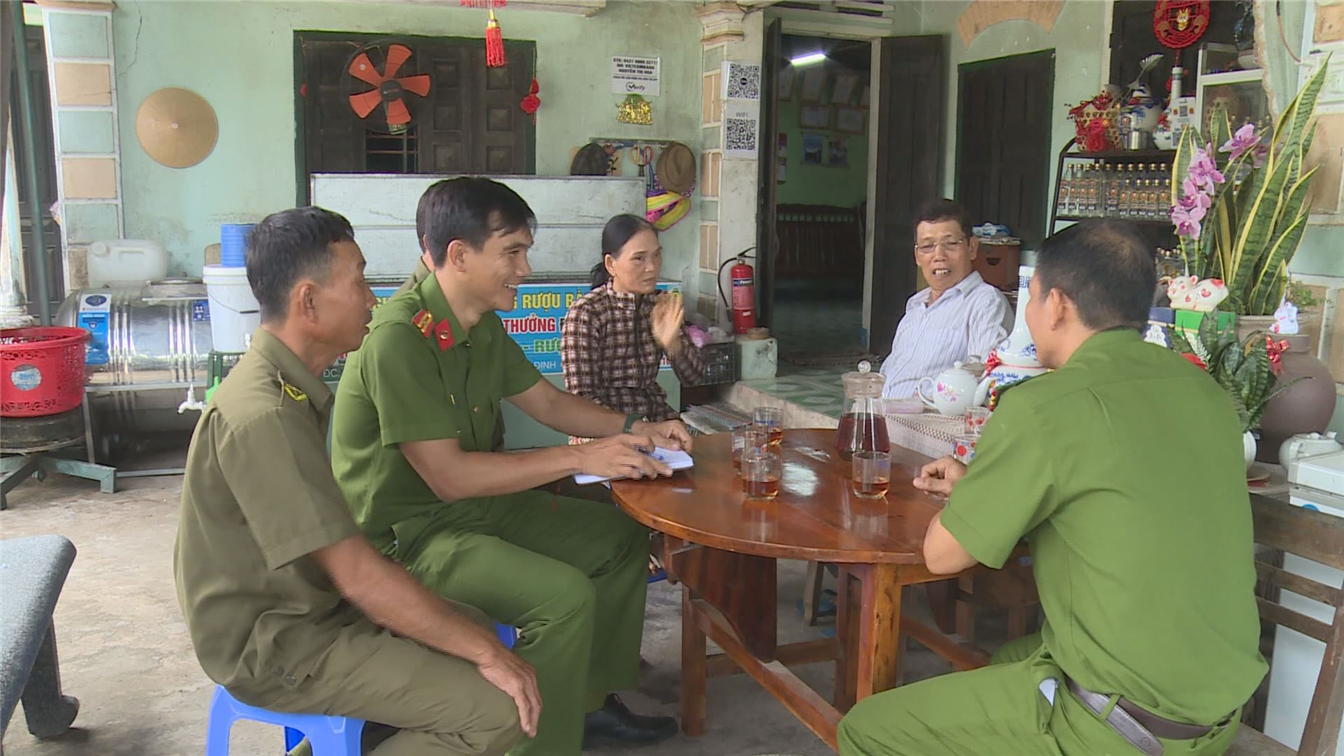 Công an xã Nhơn Lộc trao đổi thông tin tình hình tại cơ sở sản xuất rượu bàu đá.