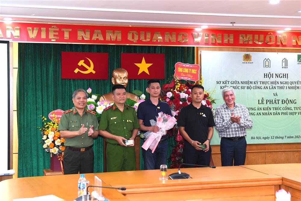 Lãnh đạo Hội KTS Việt Nam và Chi hội KTS Bộ Công an trao thẻ hội viên Hội KTS Việt Nam cho các hội viên thuộc Chi hội KTS Bộ Công an.