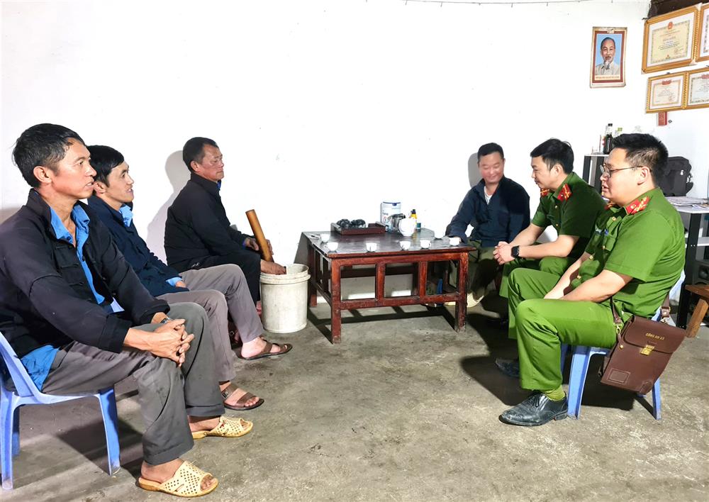 Công an xã Sủng Trà thường xuyên phối hợp, trao đổi công tác với các thành viên trong dòng họ Thào về công tác bảo đảm ANTT.