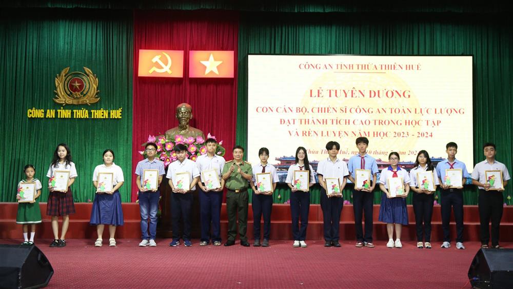 Đại tá Hoàng Văn Thành tặng giấy khen cho các em có thành tích xuất sắc trong học tập