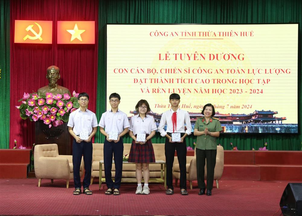 Thượng tá Hà Xuân Phương, Trưởng Phòng Công tác ddảng và công tác chính trị tặng quà các em có thành tích xuất sắc trong học tập.