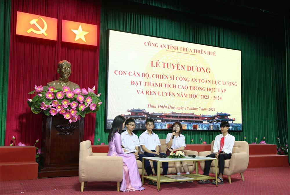 Giao lưu với các em có thành tích học tập xuất sắc.