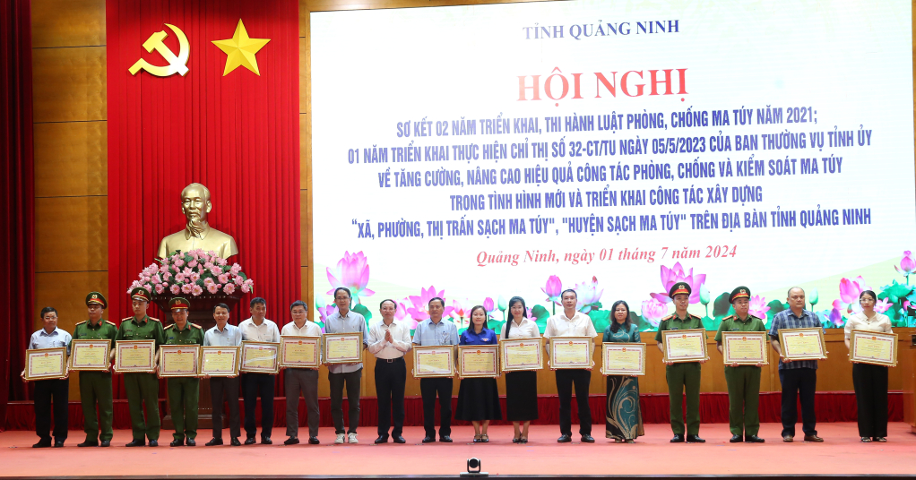 Đồng chí Nguyễn Xuân Ký trao Bằng khen tặng các tập thể có thành tích xuất sắc.