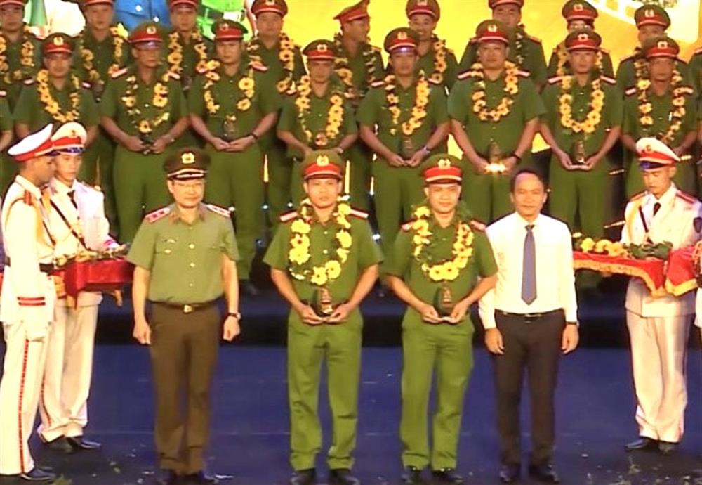 Thiếu tá Nguyễn Minh Ngọc, Trưởng Công an xã Hải Ba (bên trái) được vinh danh là điển hình Công an xã tiêu biểu.