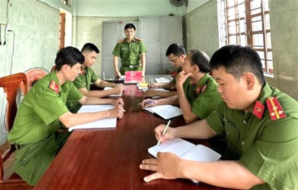 Thiếu tá Nguyễn Minh Ngọc triển khai kế hoạch công tác cho lực lượng Công an xã Hải Ba.