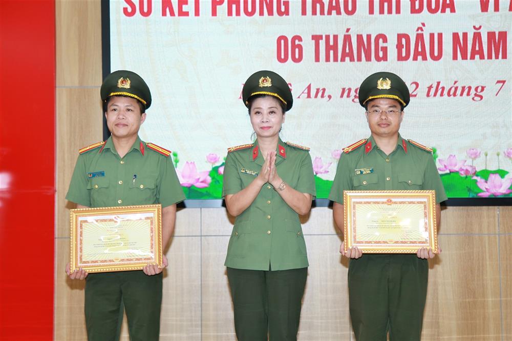 02 cá nhân đã được Bộ Công an trao tặng Bằng khen