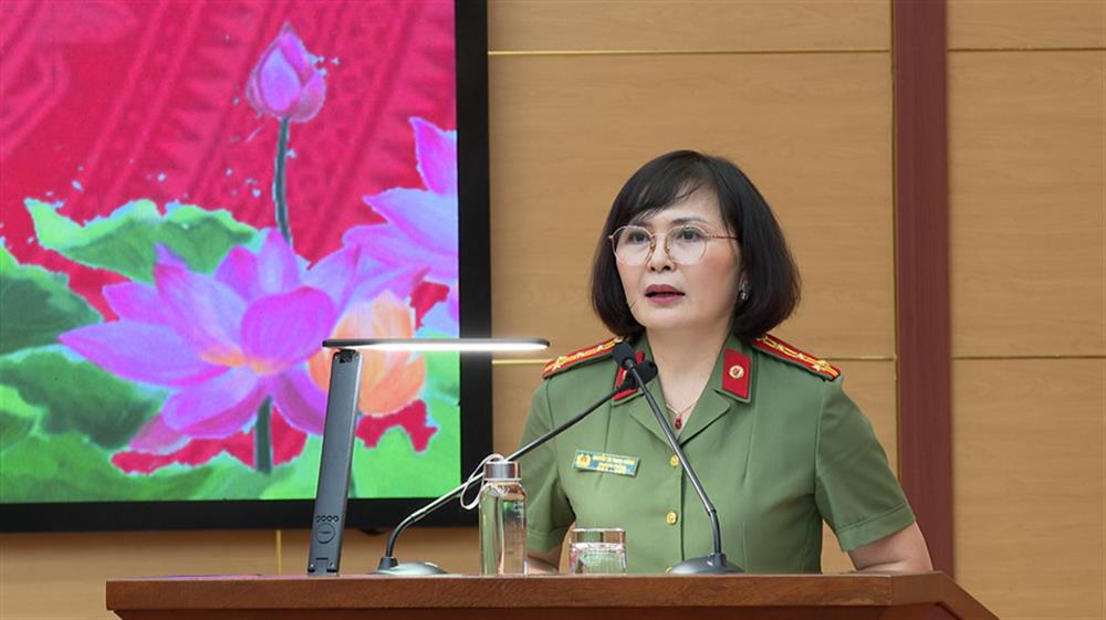 báo cáo viên của Văn phòng Thường trực Ban chỉ đạo nhân quyền Chính phủ và Ban tôn giáo Chính phủ truyền đạt 02 chuyên đề.