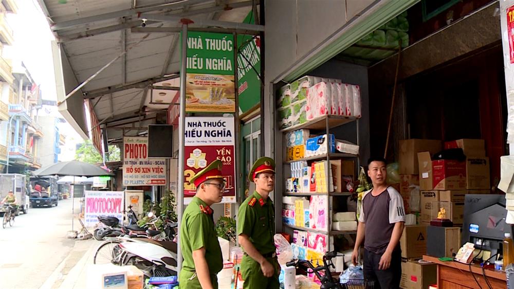 Công an phường Phù Chẩn tuyên truyền người dân tích cực tham gia phong trào Toàn dân bảo vệ ANTQ.