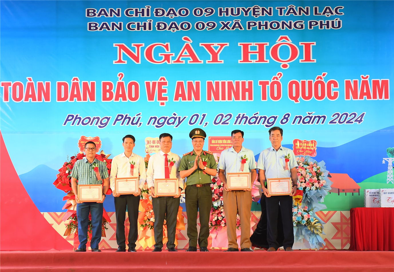 Đại tá Đỗ Thanh Bình, Giám đốc Công an tỉnh Hòa Bình trao Giấy khen của Công an tỉnh tặng 02 tập thể, 03 cá nhân.