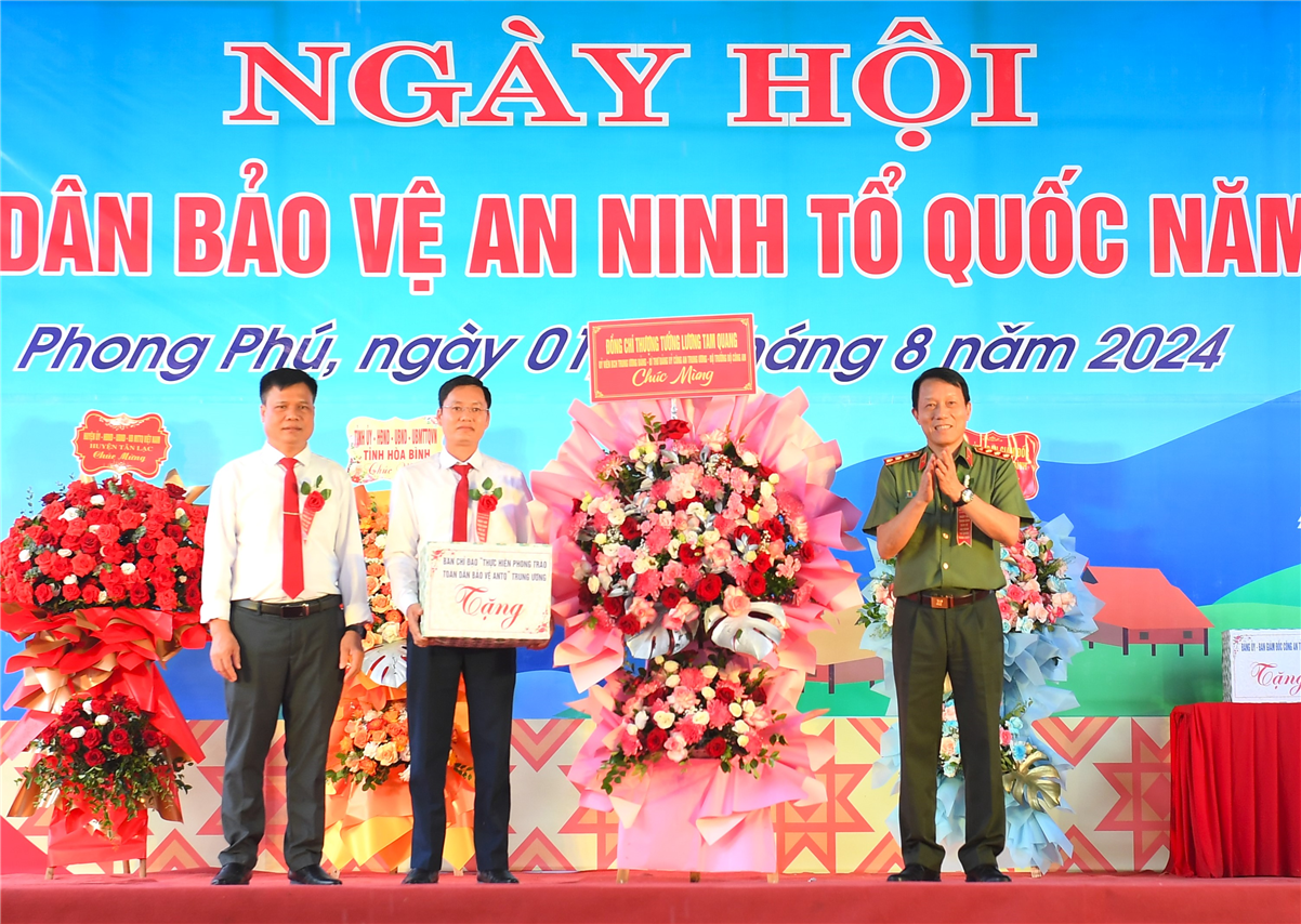 này, Bộ trưởng Lương Tam Quang đã trao Kỷ niệm chương “Bảo vệ ANTQ” tặng 07 cá nhân; trao Bằng khen của Bộ Công an tặng 01 tập thể và 01 cá nhân; trao quà tặng Ủy ban nhân dân xã Phong Phú.