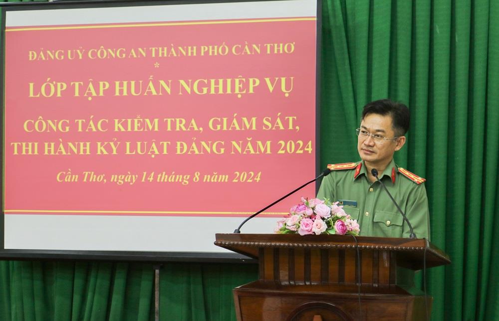 Đại tá Trần Văn Dương, Phó Bí thư Đảng ủy, Chủ nhiệm Ủy ban Kiểm tra Đảng ủy, Phó Giám đốc Công an thành phố Cần Thơ phát biểu tại Lớp tập huấn.