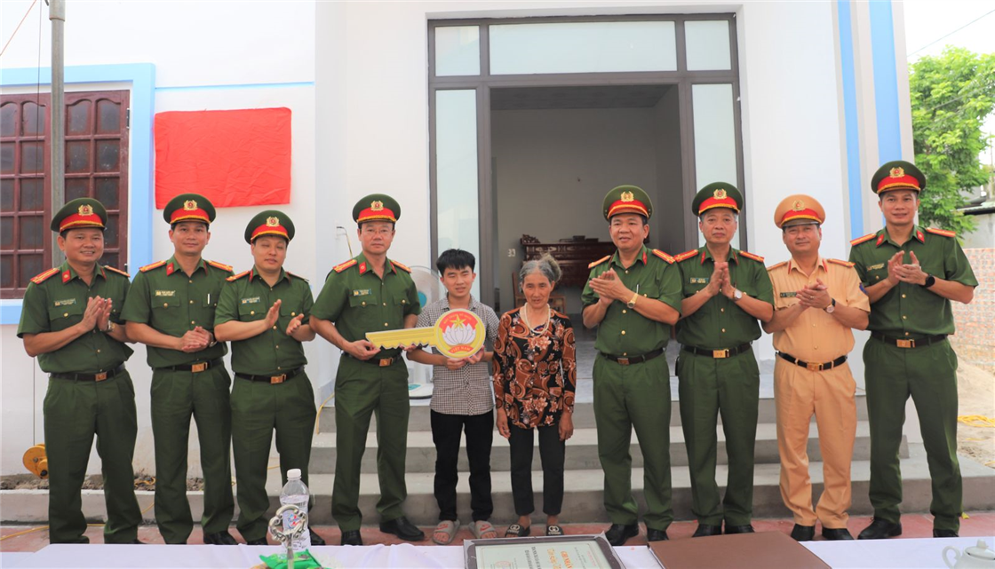 Đại tá Thân Văn Duy và chính quyền địa phương, các nhà hảo tâm trao biểu trưng chìa khóa tặng gia đình.