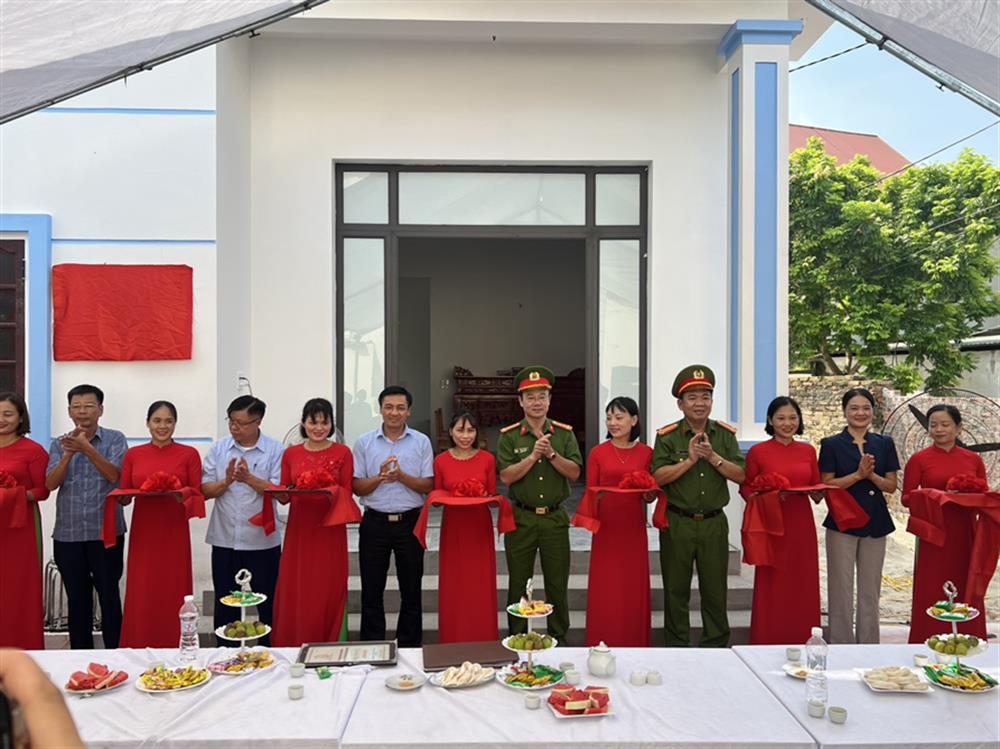 Các đại biểu băng khánh thành.