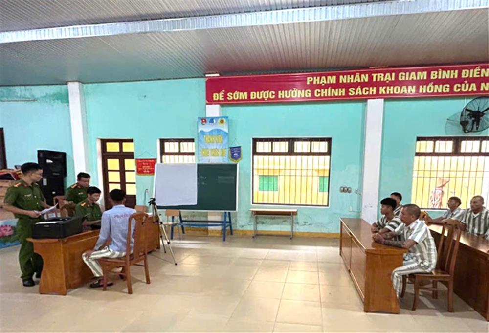 Lực lượng Công an tỉnh Thừa Thiên Huế phối hợp cấp thẻ căn cước cho các phạm nhân được xét đặc xá năm 2024.
