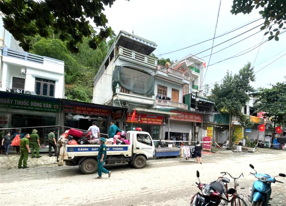 Lực lượng Công an huyện đã huy động 30 cán bộ, chiến sĩ các đội nghiệp vụ, Công an các xã Vạn Mai, Mai Hạ và phương tiện ô tô giúp các hộ dân di dời người, tài sản đến nơi an toàn.