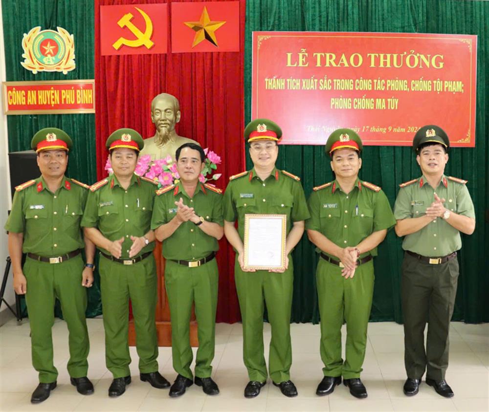 Thừa ủy quyền, Đại tá Đào Thế Hưng, Phó Giám đốc Công an tỉnh trao thưởng của Ủy ban nhân dân tỉnh cho Công an huyện Phú Bình.