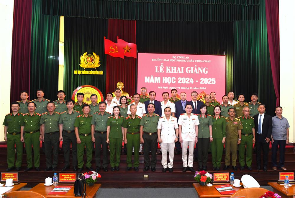 Các đại biểu dự buổi Lễ.