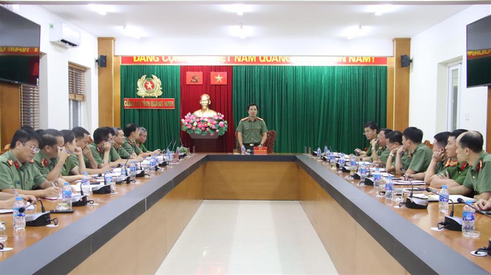 Đại tá Trần Văn Phúc, Giám đốc Công an tỉnh chủ trì cuộc họp.
