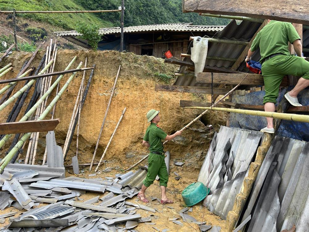 Công an xã Hưng Thịnh, huyện Bảo Lạc giúp người dân khắc phục hậu quả thiên tai.