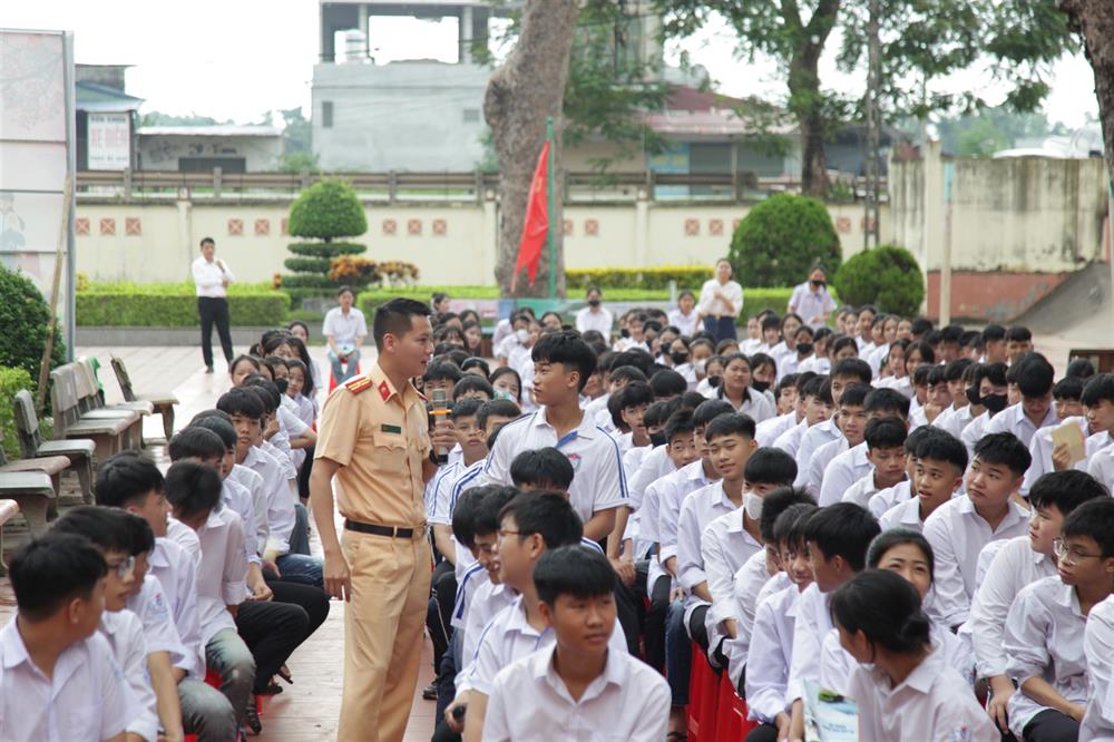 Các em học sinh tham gia trả lời câu hỏi trắc nghiệm về trật tự an toàn giao thông.