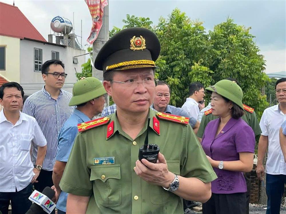 Đại tá Nguyễn Minh Tuấn và các lực lượng chức năng trực tiếp chỉ đạo công tác tìm kiếm, phòng chống lũ lụt tại hiện trường.