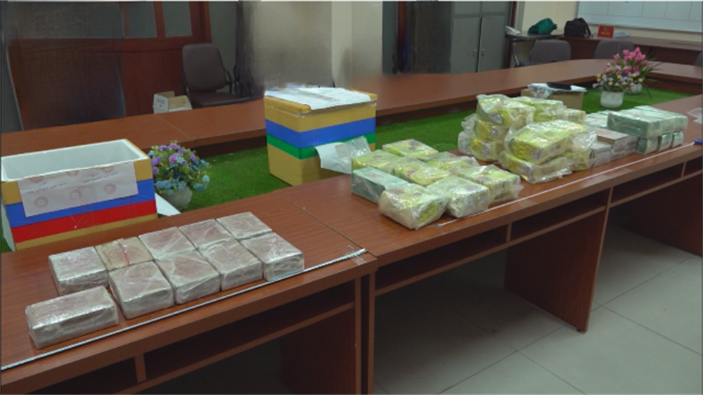 Công an Quận 8 thu giữ tang vật.