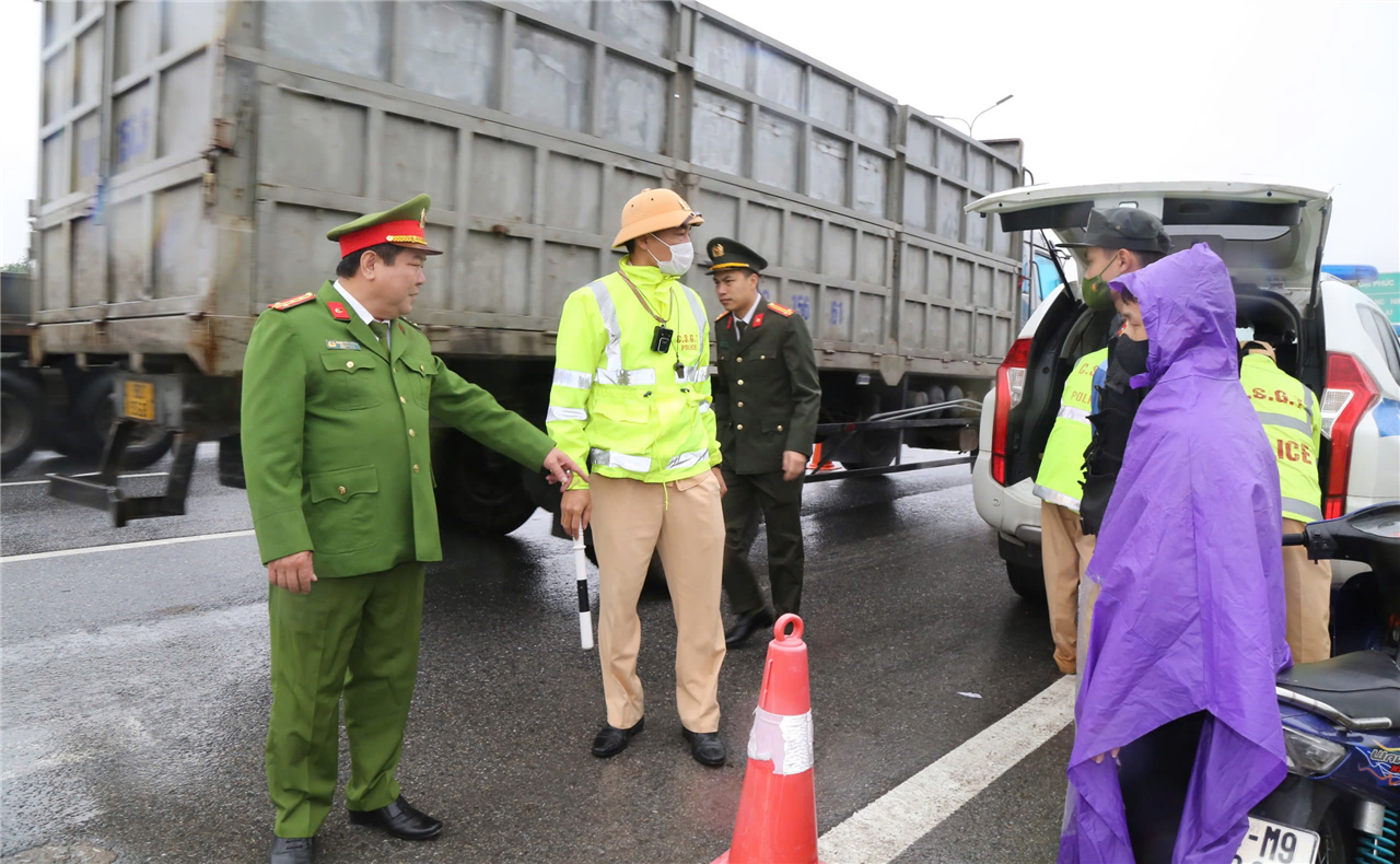 Lãnh đạo Công an tỉnh kiểm tra công tác tuần tra, kiểm soát bảo đảm TTATGT khép kín 24/24 trên tuyến Quốc lộ 1, đoạn qua địa bàn tỉnh.