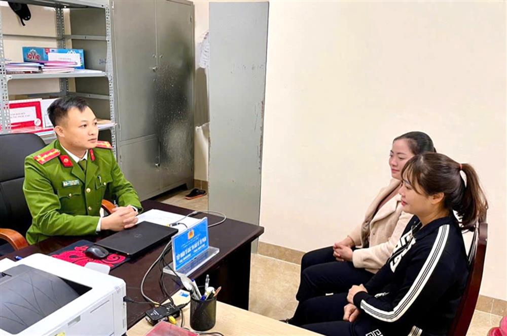 Công an xã Yên Phú làm việc với hai chị Mạc Thị Thoa và Vũ Thị Hạnh để xác minh vụ việc.