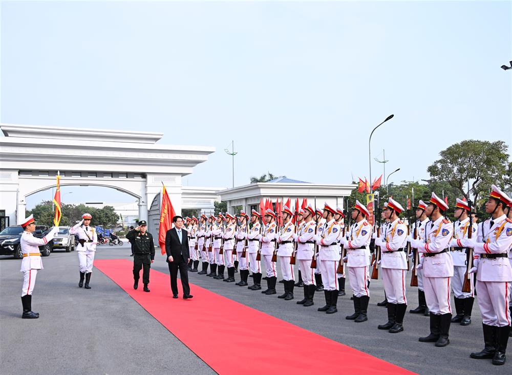 Chủ tịch nước Lương Cường duyệt đội danh dự Bộ Tư lệnh CSCĐ.