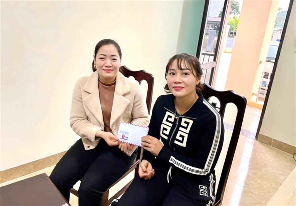 Chị Thoa tự nguyện trao trả số tiền cho chị Hạnh.
