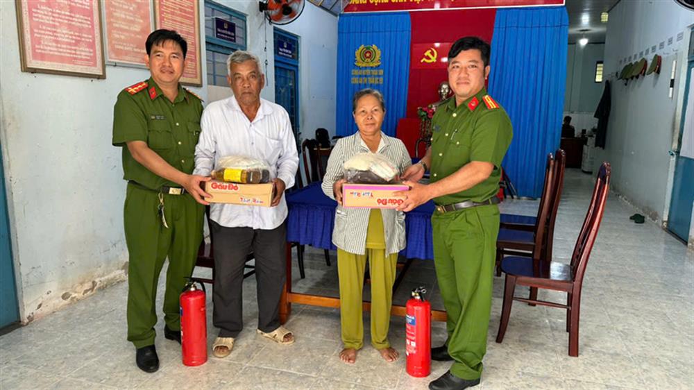Công an thị trấn Óc Eo trao tặng bình chữa cháy và quà tặng người dân đến giao nộp CCHT.