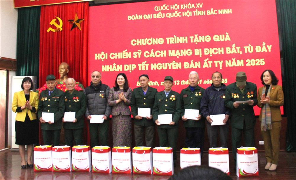 Thứ trưởng Trần Quốc Tỏ cùng Đoàn đại biểu Quốc hội tỉnh Bắc Ninh tặng quà hội viên Hội chiến sĩ cách mạng bị địch bắt tù đầy trên địa bàn tỉnh Bắc Ninh.
