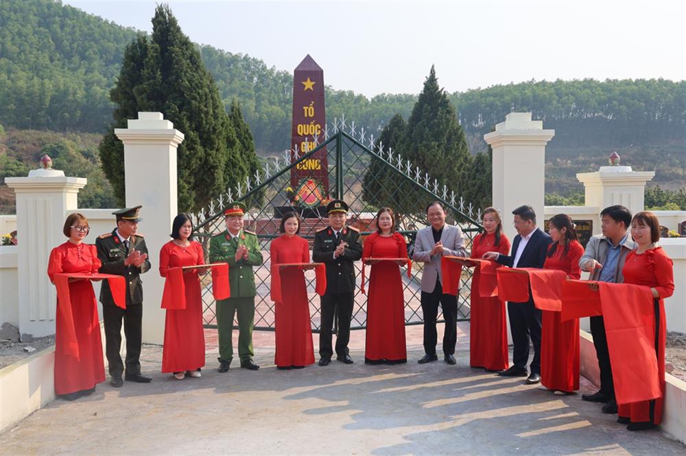 Các đại biểu cắt băng khánh thành công trình tu sửa tôn tạo Nghĩa trang liệt sỹ xã Sa Lý.