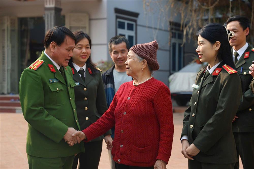 Đoàn công tác thăm hỏi và chúc Tết gia đình Anh hùng Liệt sĩ Công an nhân dân Cao Kỳ Vân.