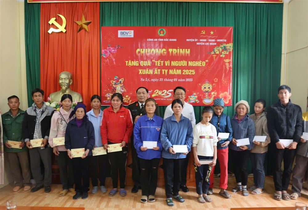 Lãnh đạo Công an tỉnh Bắc Giang tặng quà tết các hộ gia đình có hoàn cảnh khó khăn xã Sa Lý.