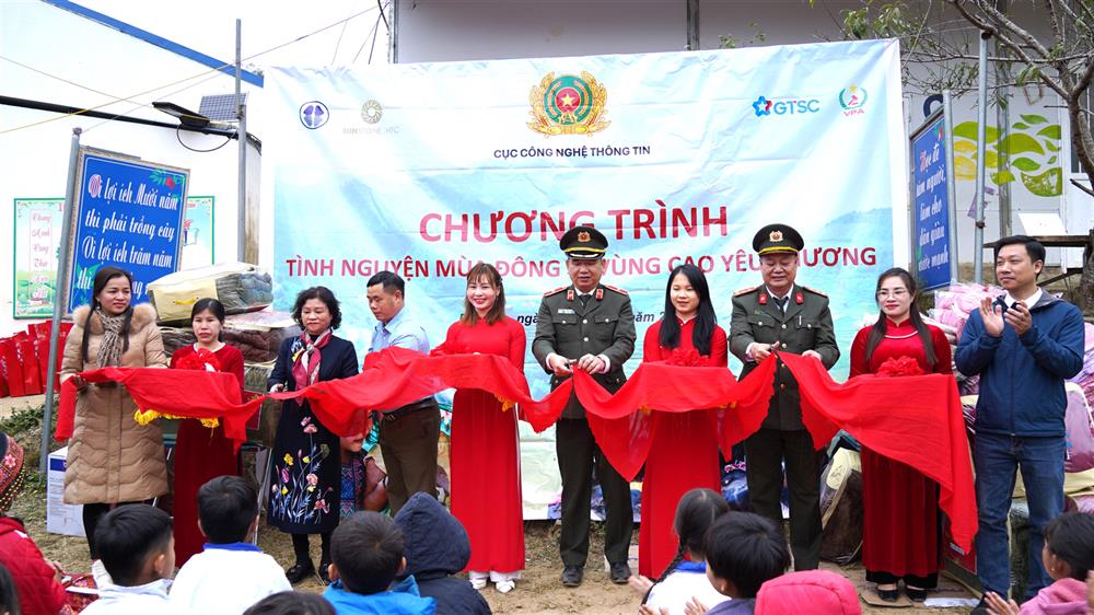 Thiếu tướng Dương Văn Tính, Cục trưởng Cục Công nghệ thông tin và các đại biểu cắt băng khánh thành công trình Nhà ở công vụ và bếp ăn bán trú.