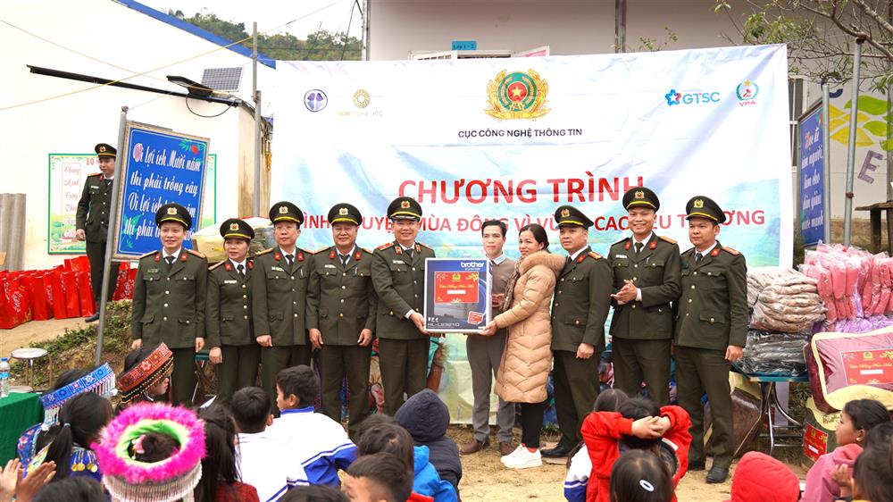 Cục Công nghệ thông tin trao máy in tặng điểm trường.