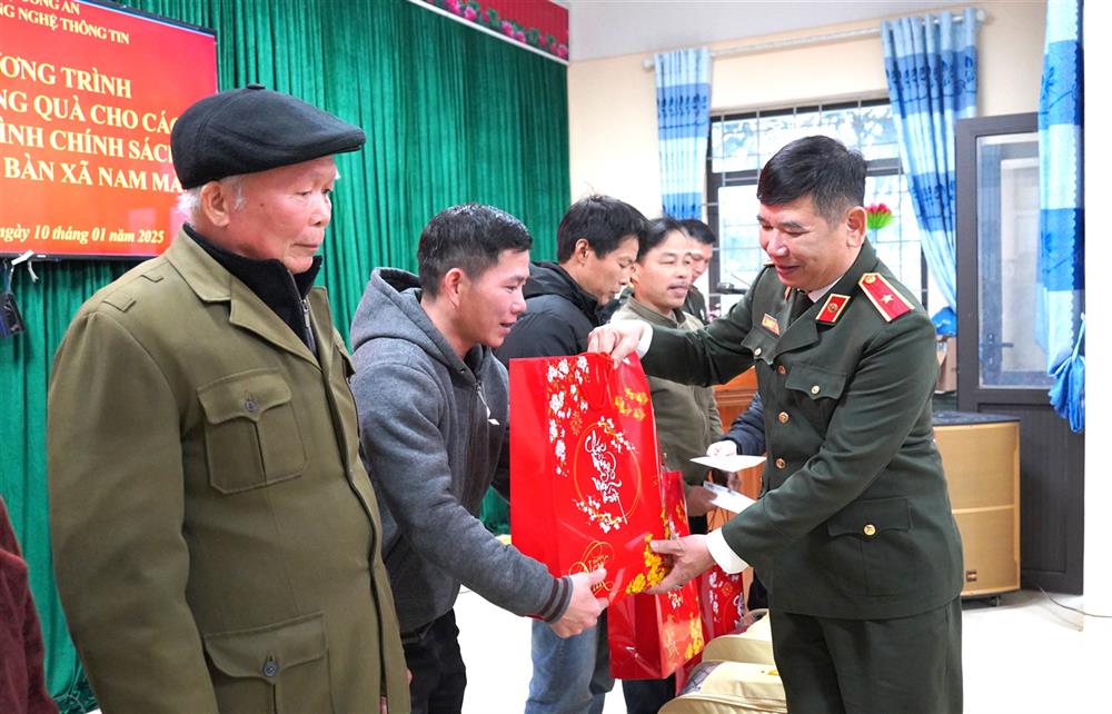 Thiếu tướng Dương Văn Tính, Cục trưởng Cục Công nghệ thông tin trao quà tặng các hộ gia đình chính sách.