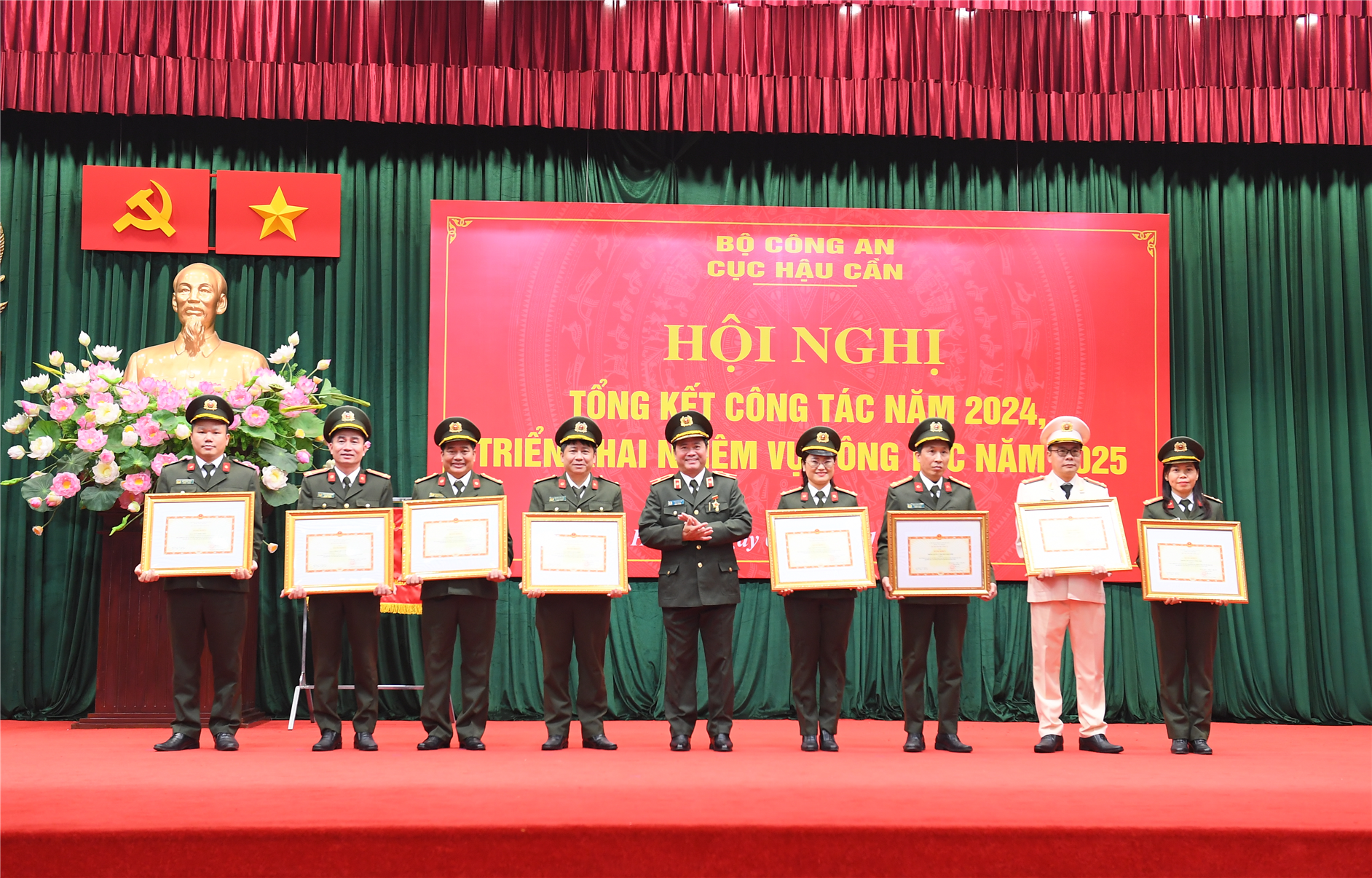 Thừa ủy quyền, Thiếu tướng Phạm Văn Sơn trao Bằng khen của Bộ trưởng Bộ Công an tặng các tập thể, cá nhân.