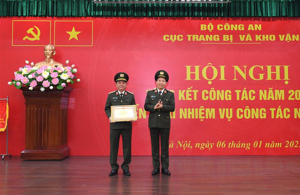Thứ trưởng Lê Văn Tuyến trao Bằng khen của Bộ Công an vì có thành tích xuất sắc trong phong trào thi đua Vì an ninh Tổ quốc năm 2024 tặng Cục Trang bị và kho vận.