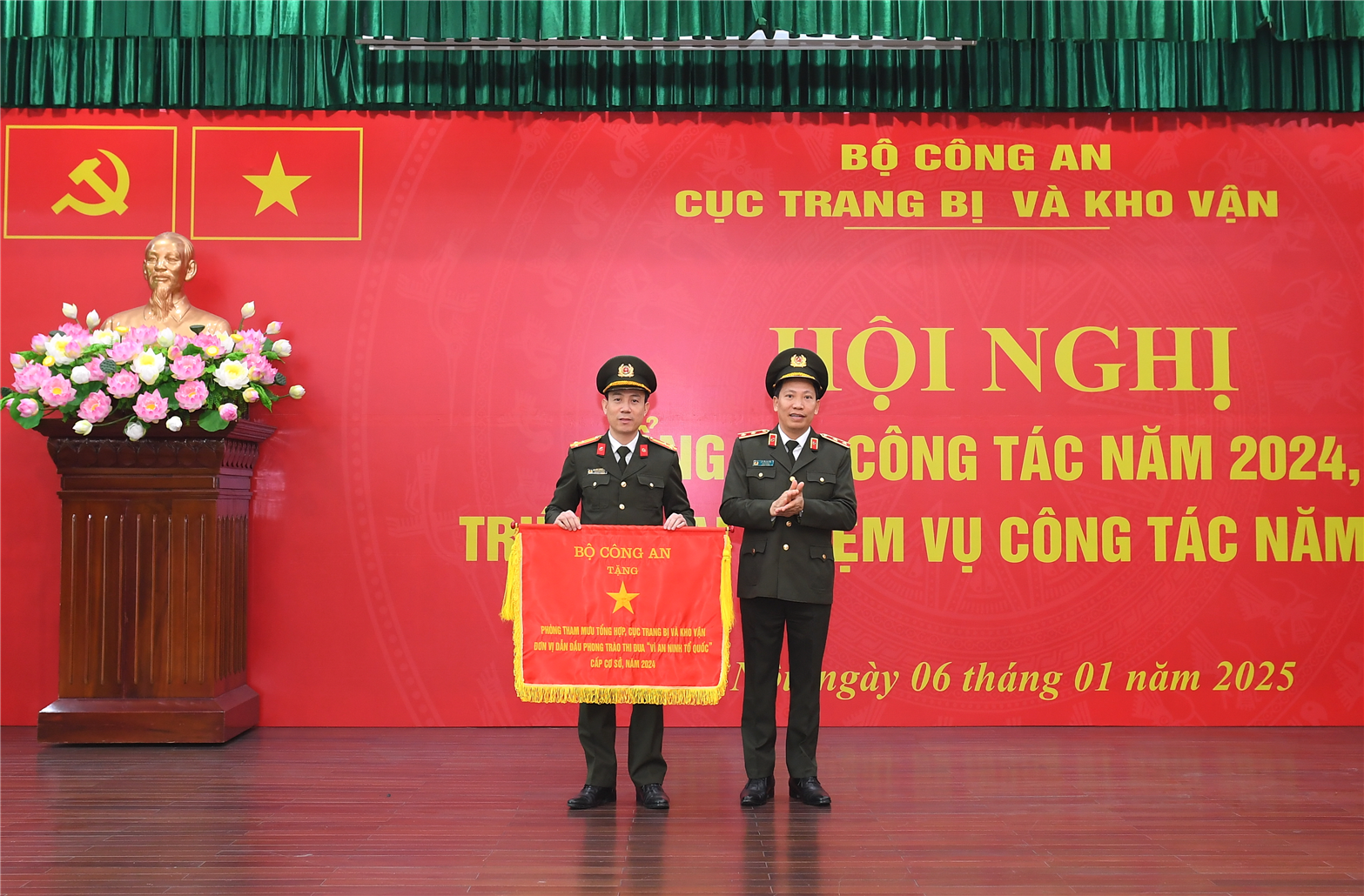 Thứ trưởng Lê Văn Tuyến trao Cờ thi đua của Bộ Công an tặng Phòng Tham mưu tổng hợp, Cục Trang bị và kho vận.