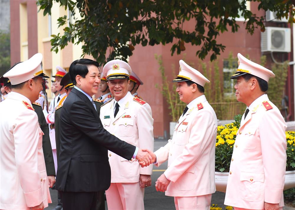 Bộ trưởng Lương Tam Quang cùng lãnh đạo Bộ Tư lệnh Cảnh vệ vui mừng đón Chủ tịch nước Lương Cường đến thăm và chúc Tết CBCS.