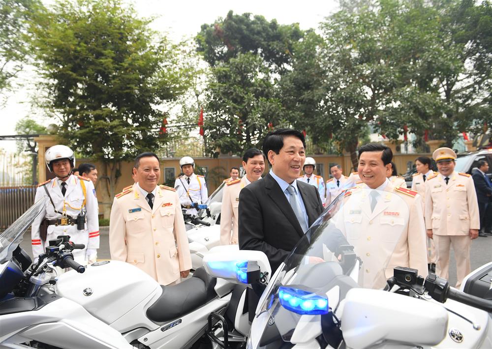 Chủ tịch nước Lương Cường thăm quan trang bị, phương tiện của Bộ Tư lệnh Cảnh vệ.