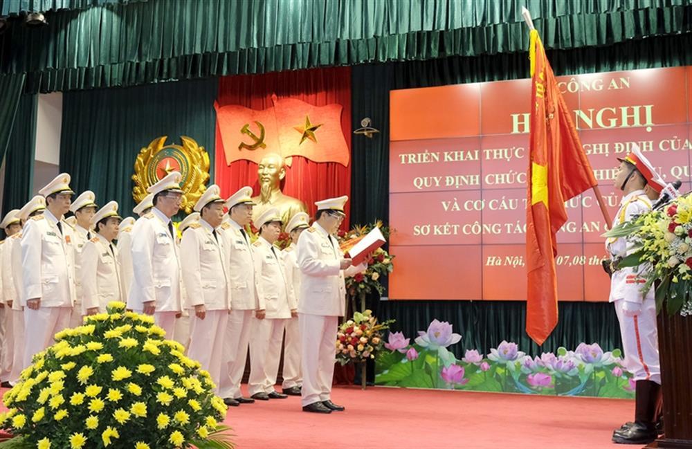 Lễ Tuyên thệ dưới cờ Tổ quốc tại Hội nghị triển khai Nghị định số 01/2018/NĐ-CP của Chính phủ quy định chức năng, nhiệm vụ, quyền hạn và tổ chức bộ máy Bộ Công an (ngày 07/08/2018)..