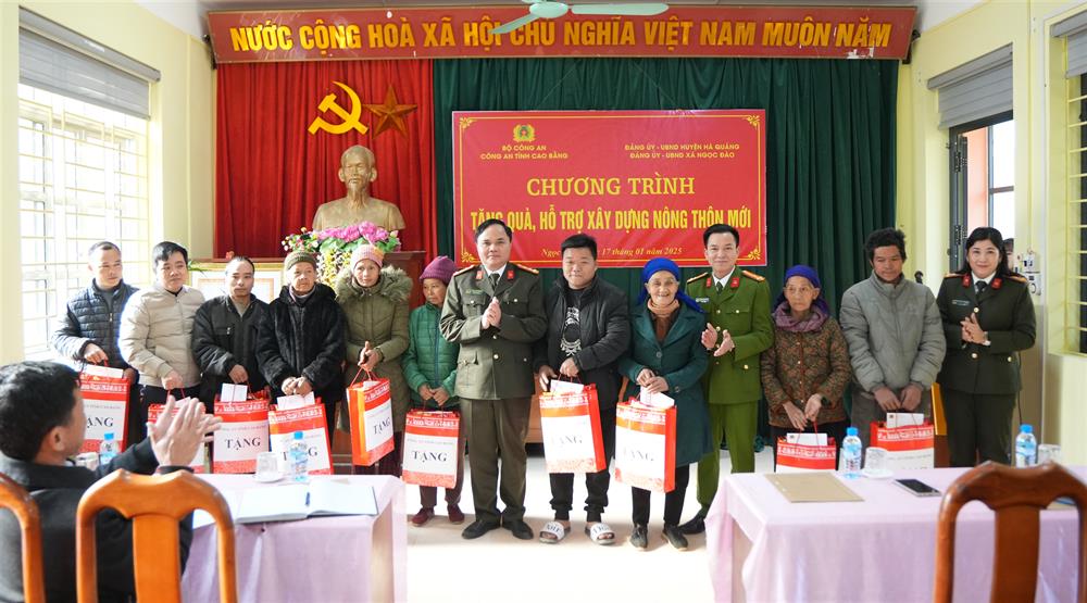 Đại tá Lương Văn Thiểm, Phó Giám đốc Công an tỉnh trao 15 đèn năng lượng mặt trời và 10 camera an ninh tặng xã Ngọc Đào; trao quà tặng các hộ nghèo.